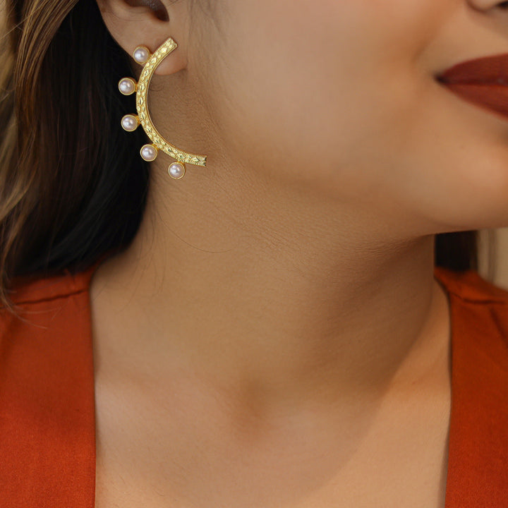 Golden Textured 5 Pearl Earring