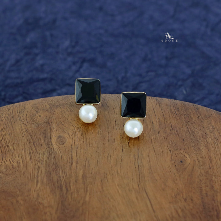 Hela Square Pearl Earring