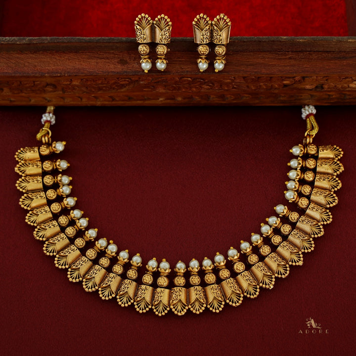 Maadhavi Pearl Box Short Neckpiece with Earring