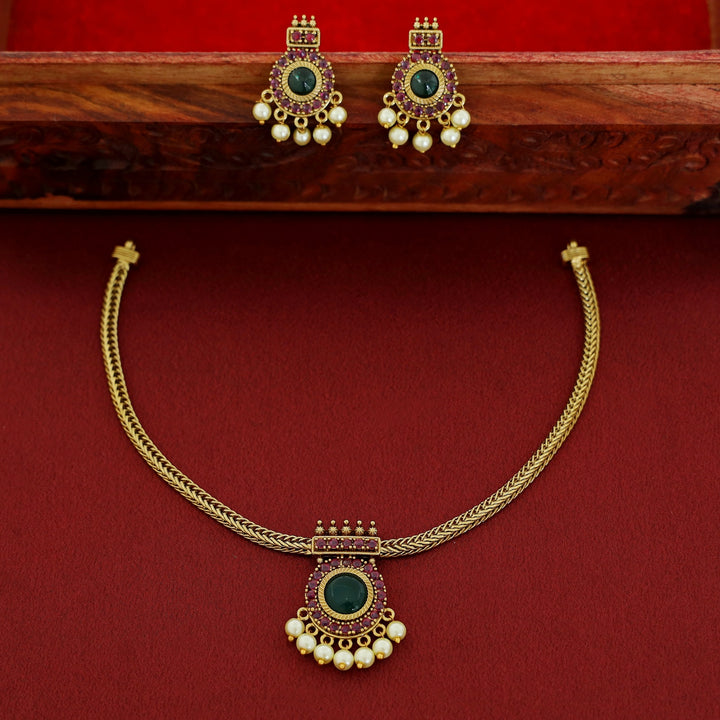 Thanvika Pearl Kemp Stone Neckpiece With Earring