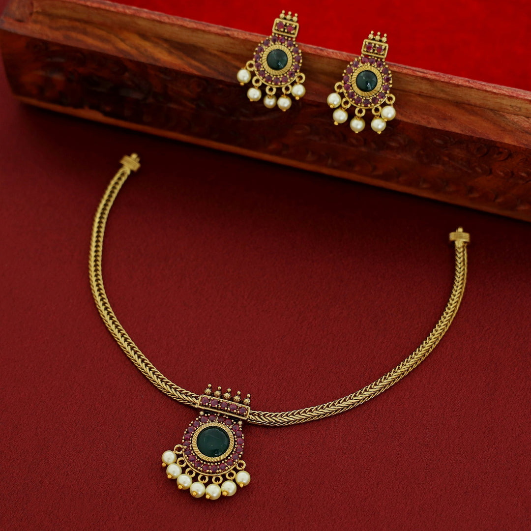 Thanvika Pearl Kemp Stone Neckpiece With Earring