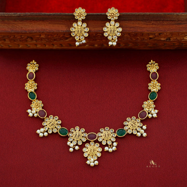 Kaashvi Floral Pearl Short Neckpiece With Earring