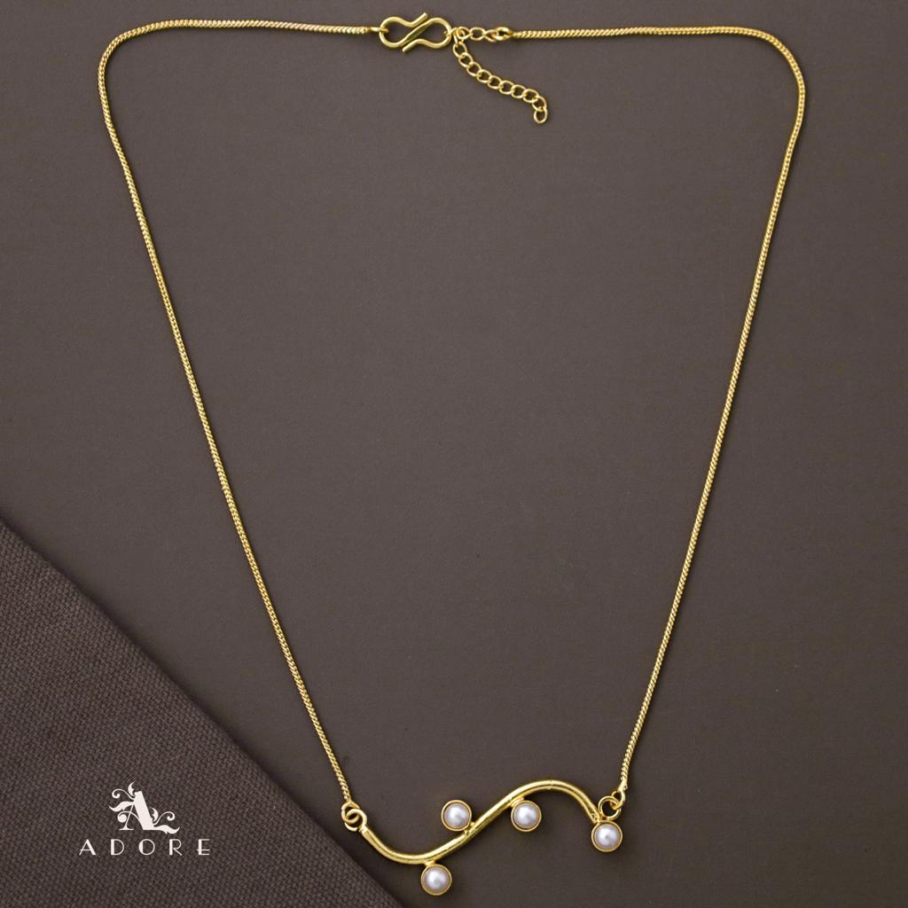 Golden Curvy 4 Pearl Neckpiece