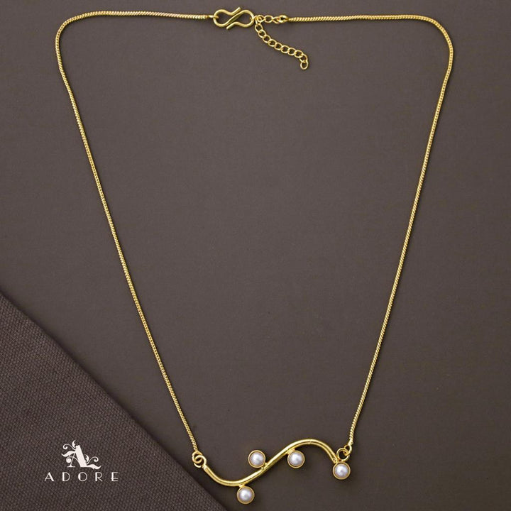 Golden Curvy 4 Pearl Neckpiece