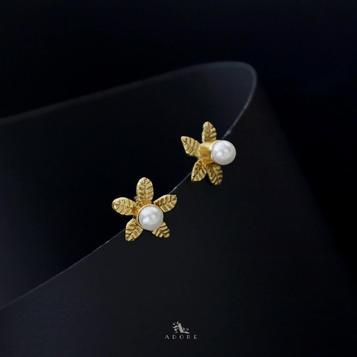 Dubiya Flower Pearl Stud