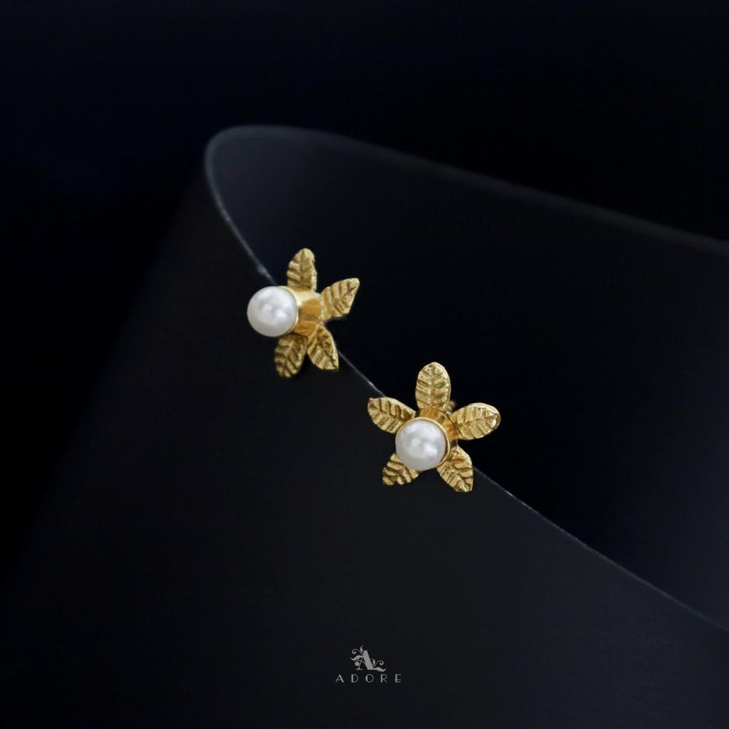 Dubiya Flower Pearl Stud