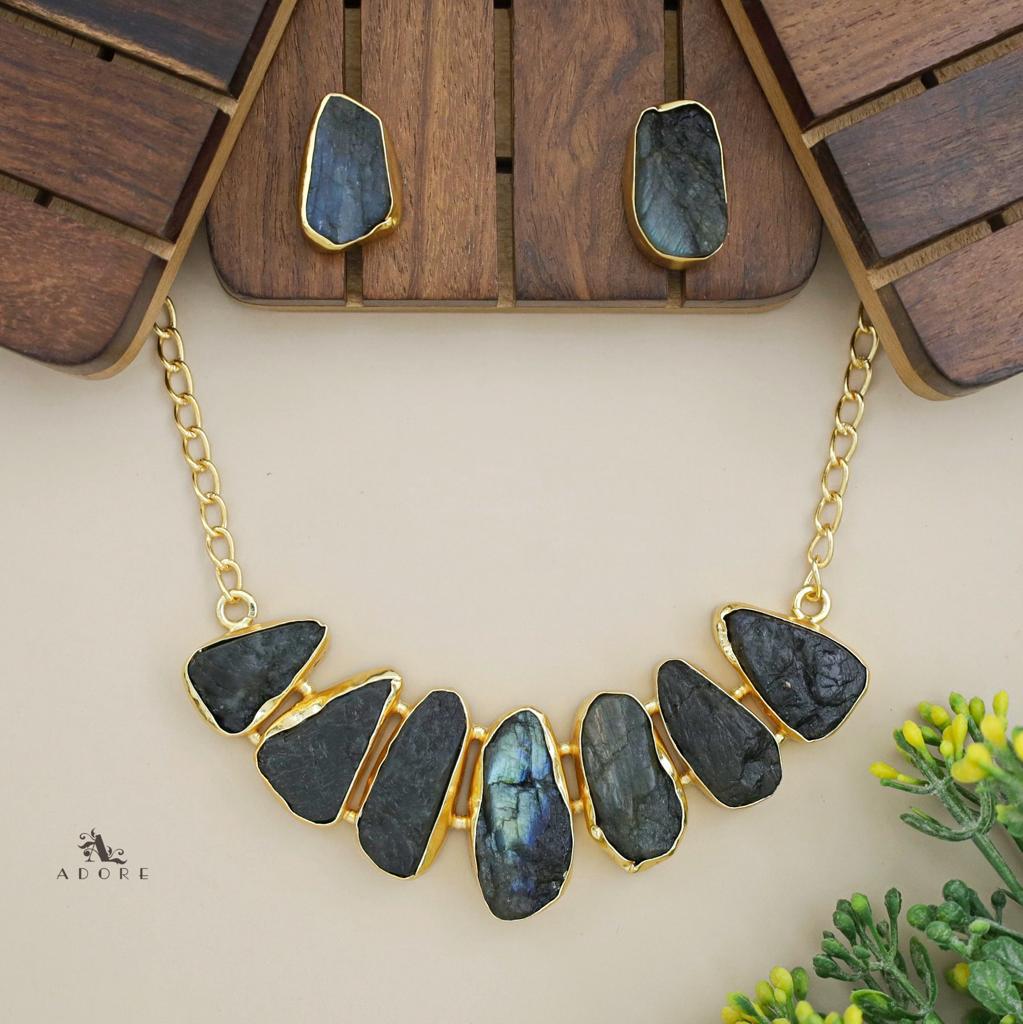 Maghona Raw Stone Short Neckpiece With Earring