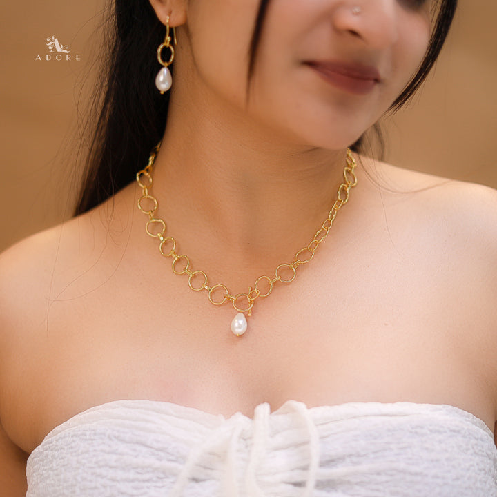 Elowyn Golden Circle Pearl Link Lock Neckpiece With Drop