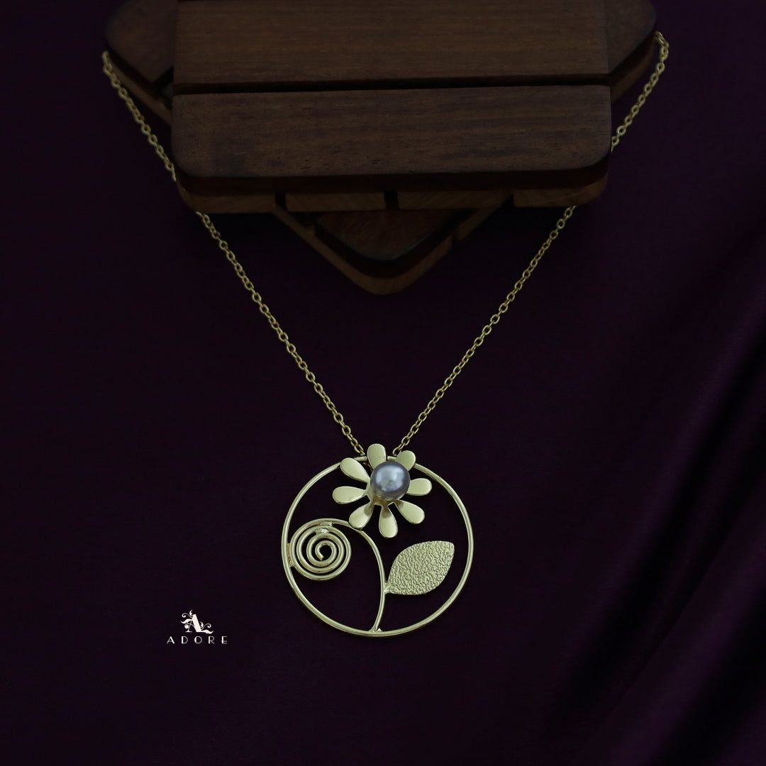 Golden Flower Frame Pendant Neckpiece