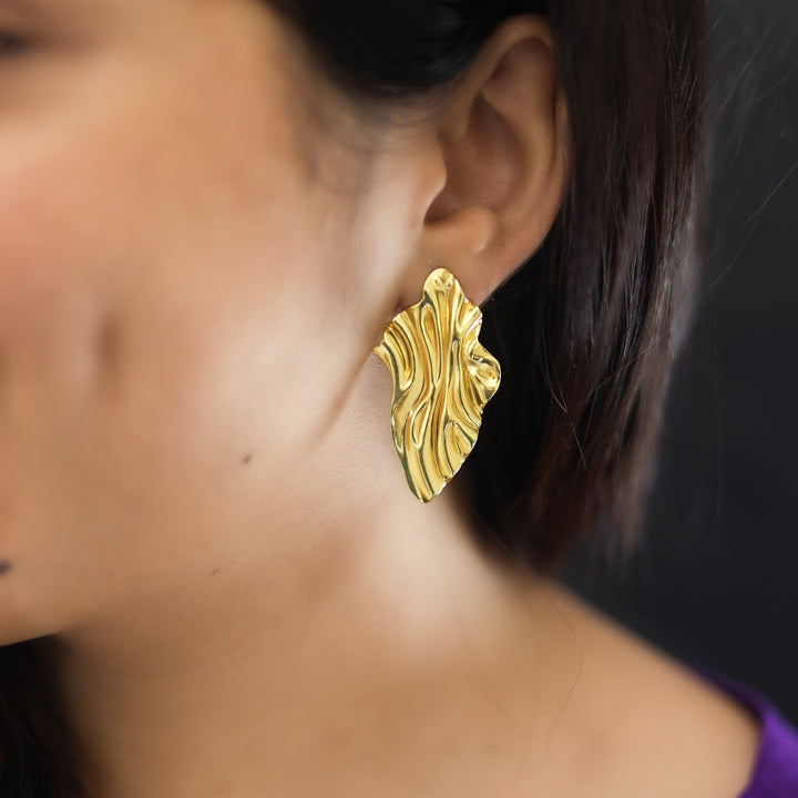 Golden Curvy Flow Earring