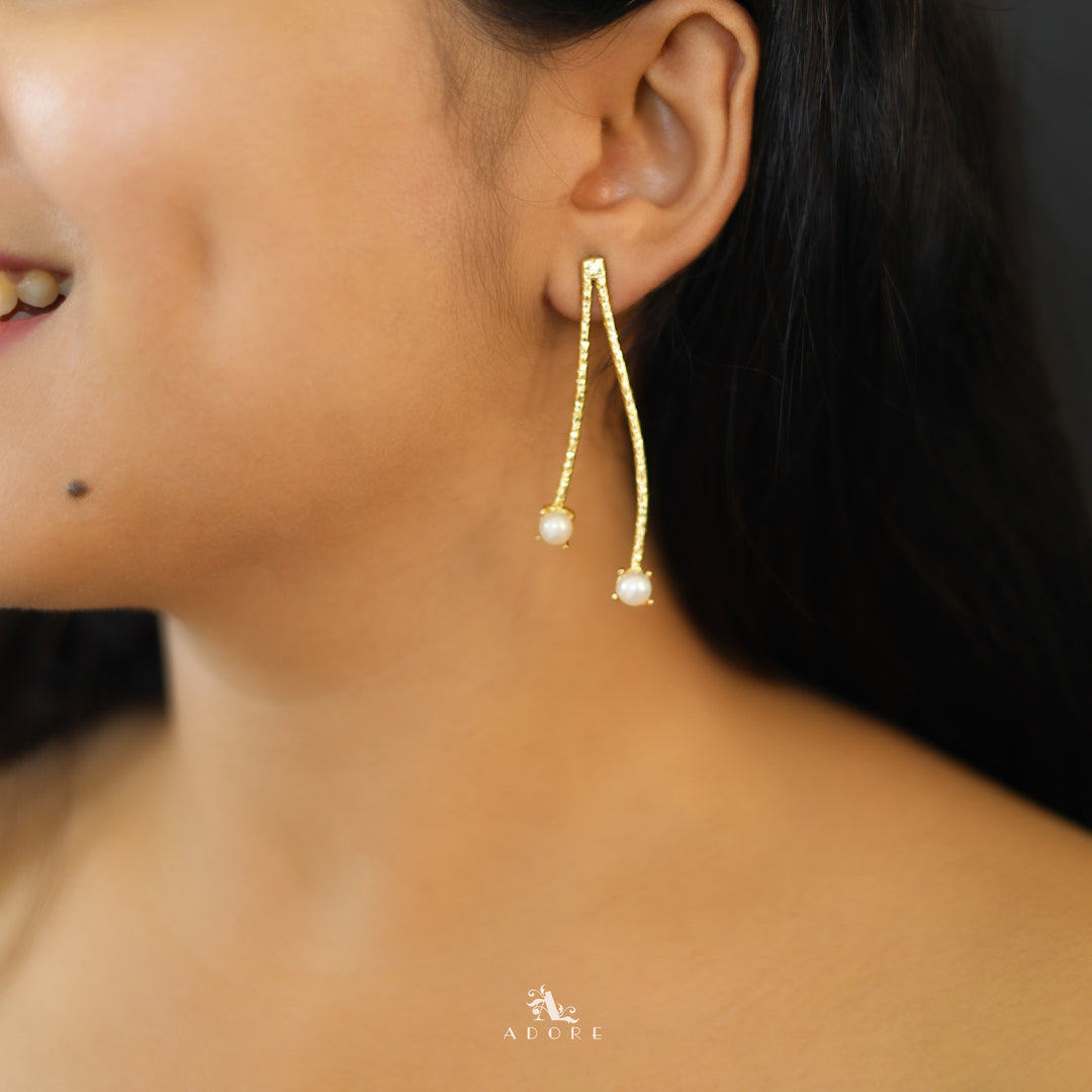 Textured Curvy Dual Pearl Earring