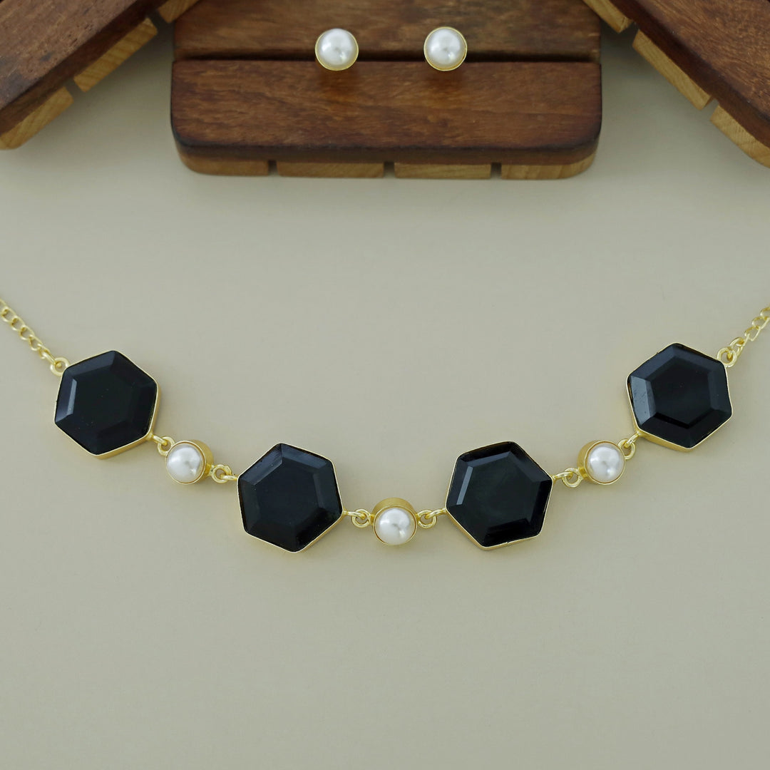 4 Hexa Glossy Pearl Choker with Stud