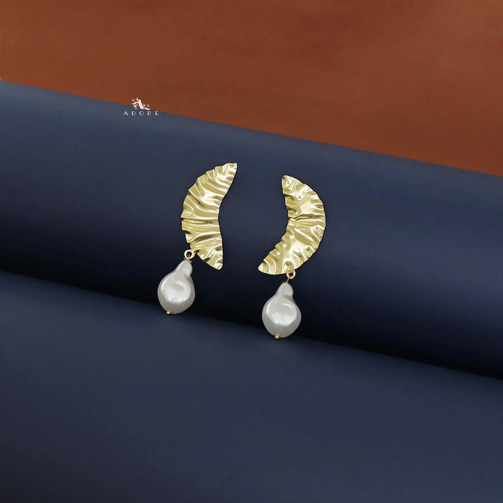 Golden Crushed Leaf Pearl Earring