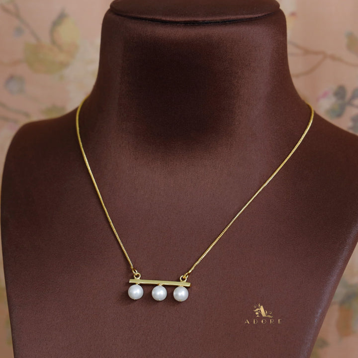 Tri Pearl Swing Neckpiece