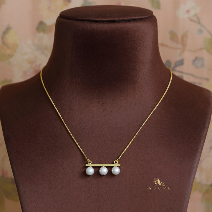 Tri Pearl Swing Neckpiece