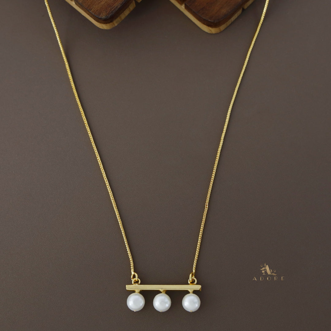 Tri Pearl Swing Neckpiece