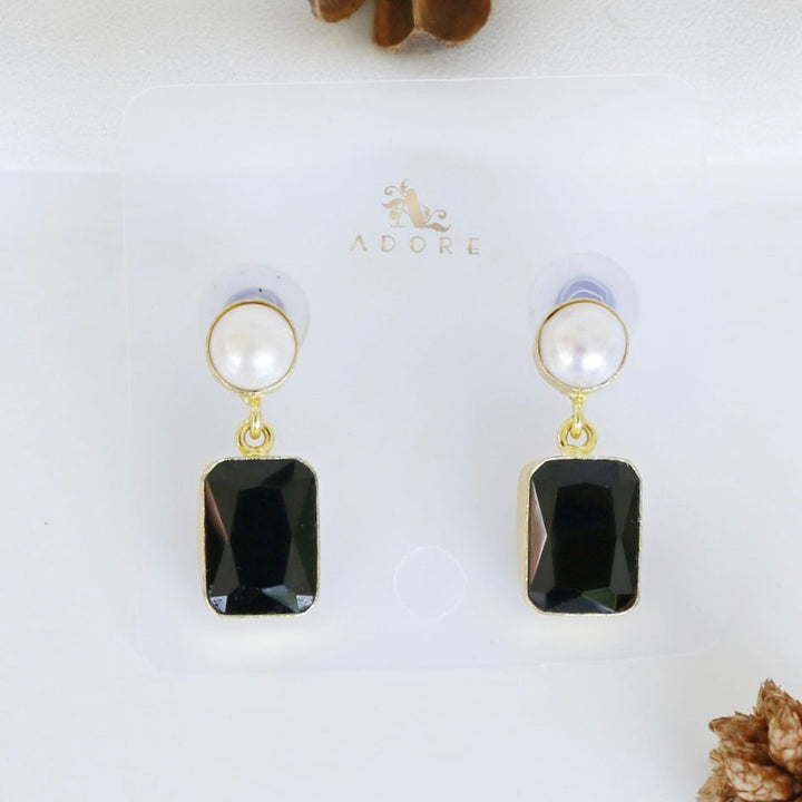 Aarfa Glossy Drop Pearl Earring